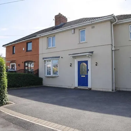 Chic 5 Bedroom House With Private Parking & Garden-2