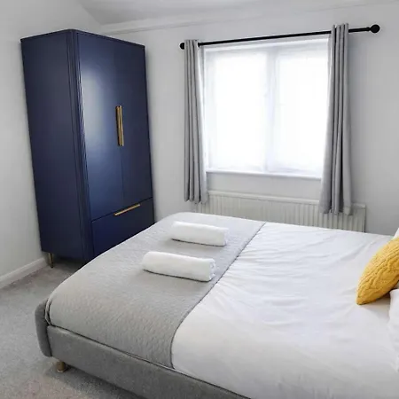Chic 5 Bedroom House With Private Parking & Garden-3